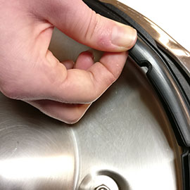 Le joint de la cocotte-minute colle au rebord
