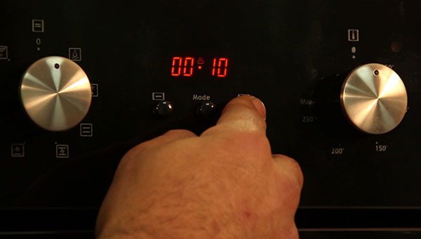 Réglage de l'heure sur la pendule du four